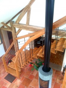 Extension en Sologne - L'escalier suspendu centré sur le poèle
